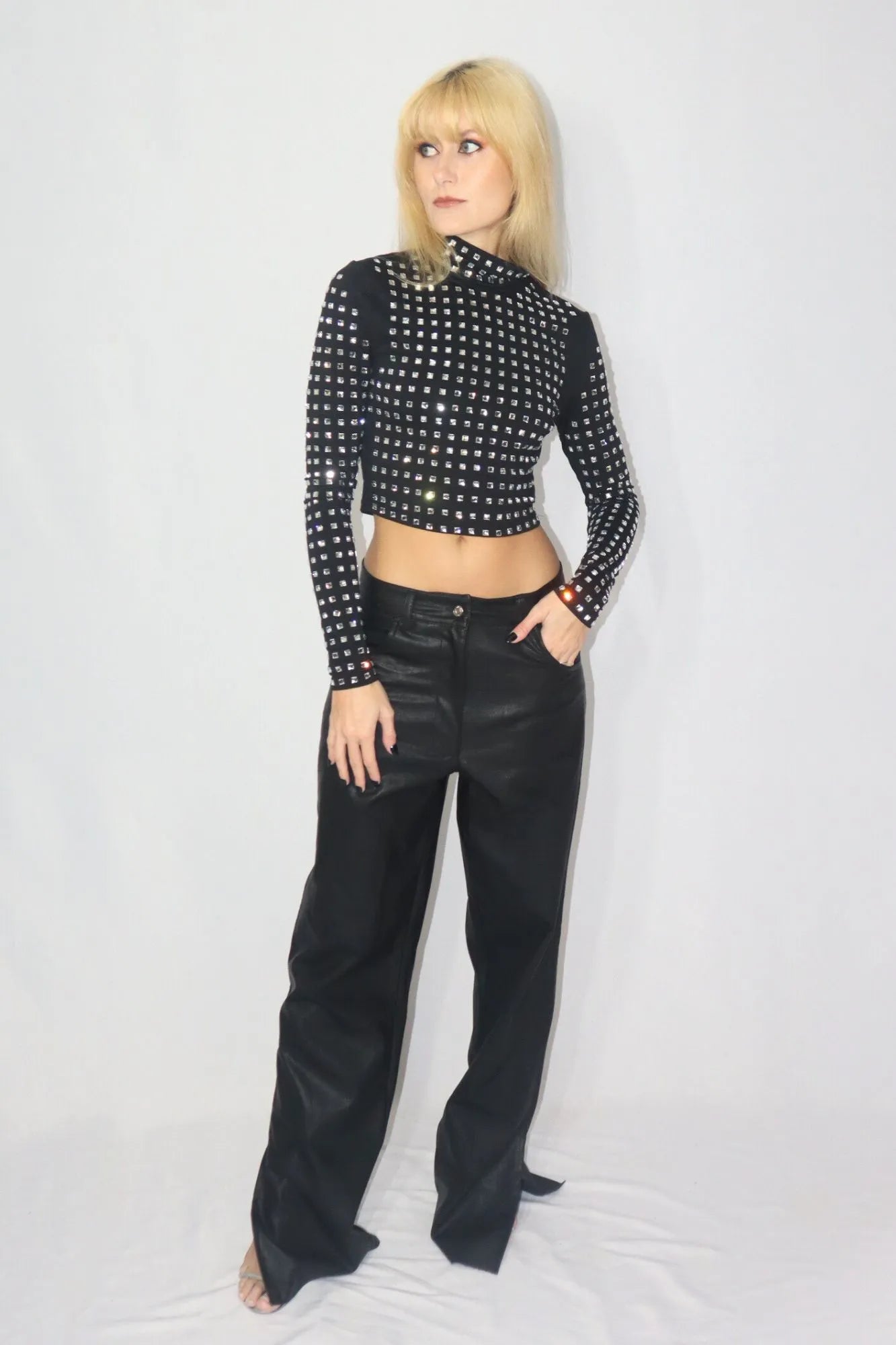 Blusa cropped de mangas compridas e gola alta, com Strass aplicados.