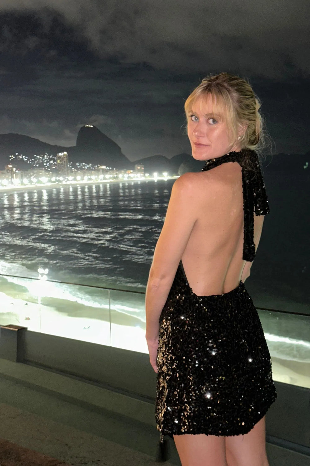 Vestido de Paetê Preto com Frente Única e Saia Rodada