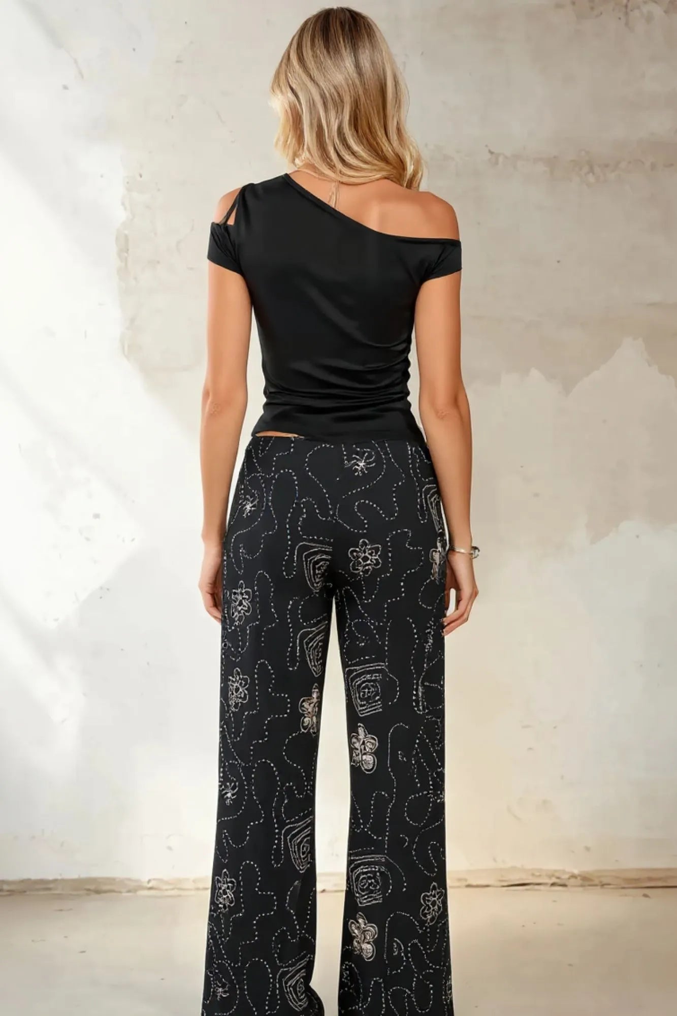 Calça preta bordada com lantejoulas e miçangas, leve transparência, elástico na cintura, ideal para festas