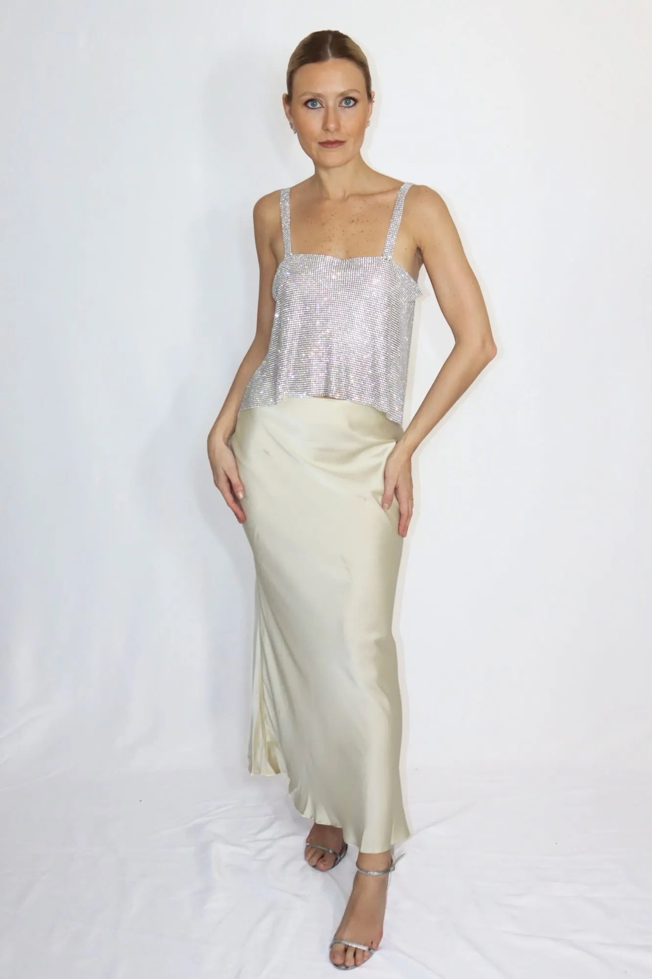 Saia Midi Offwhite de Cetim com Fechamento em Zíper