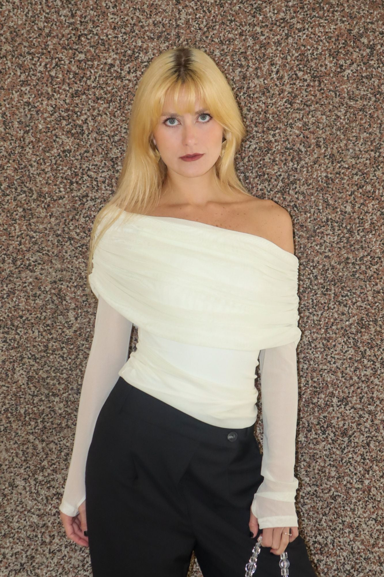 Blusa Branca ombro a ombro, de mangas compridas, com tule