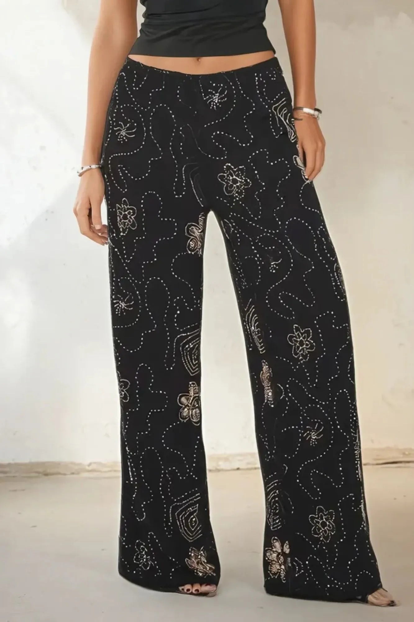 Calça preta bordada com lantejoulas e miçangas, leve transparência, elástico na cintura, ideal para festas
