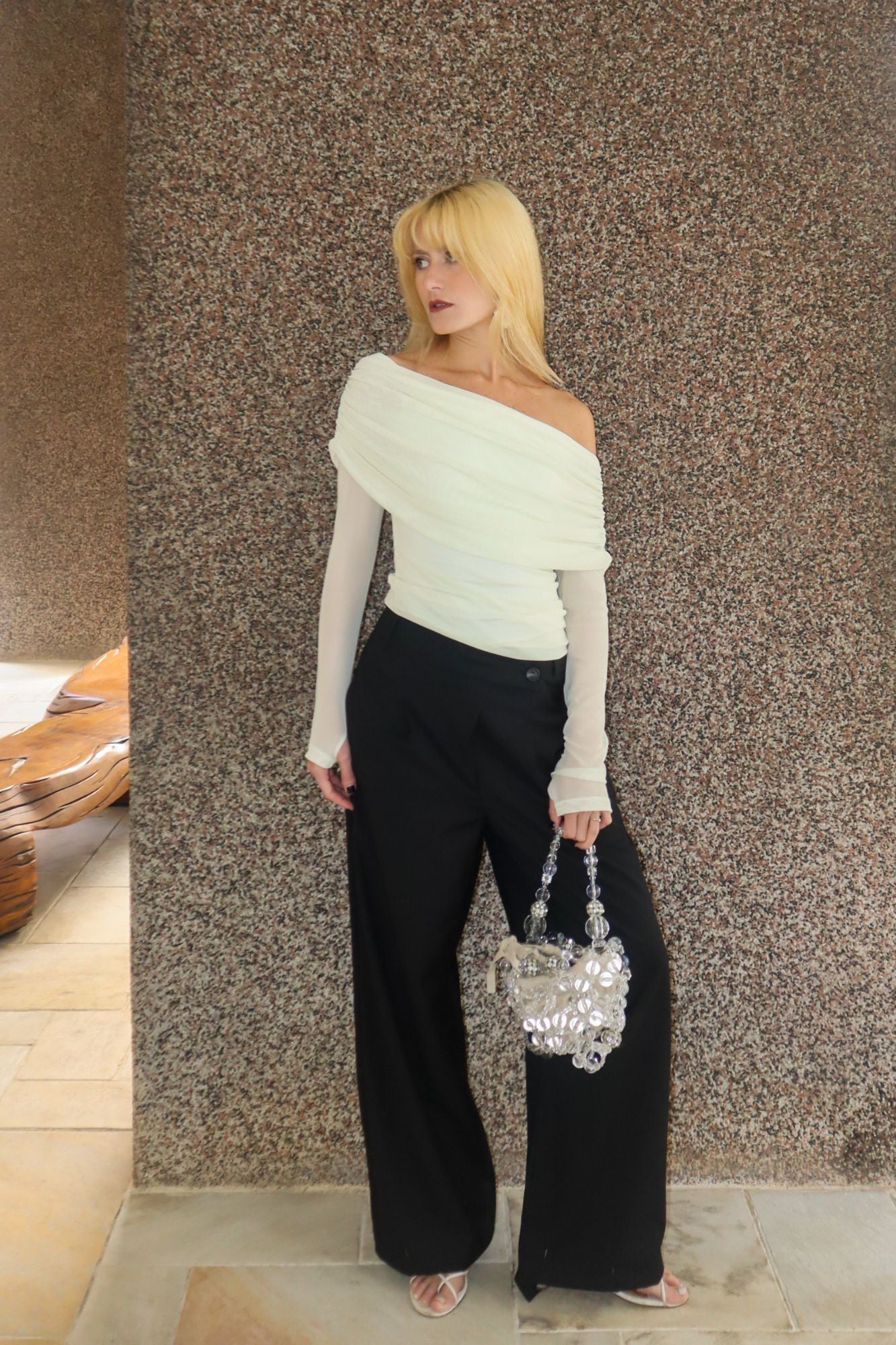 Blusa Branca ombro a ombro, de mangas compridas, com tule