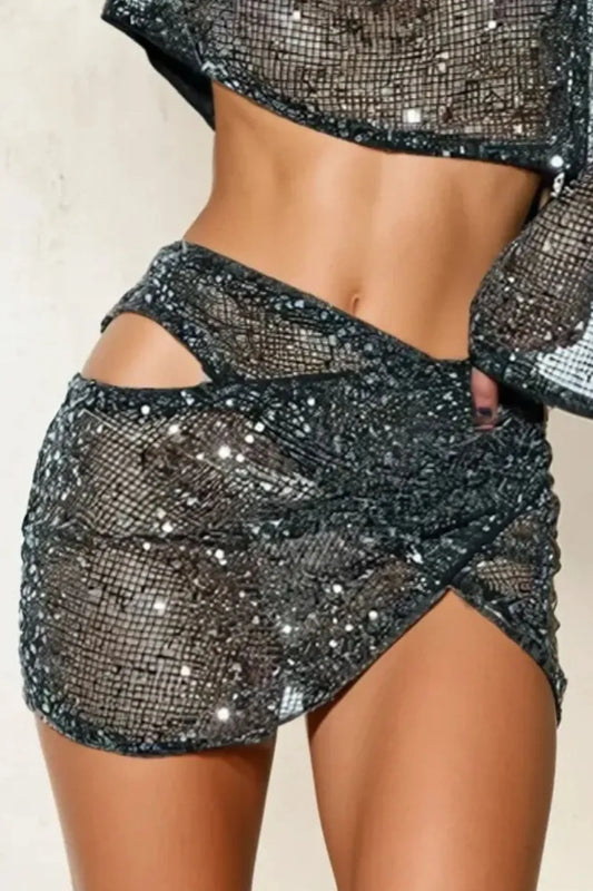 Mini saia cinza transparente com paetês e detalhe transpassado na cintura