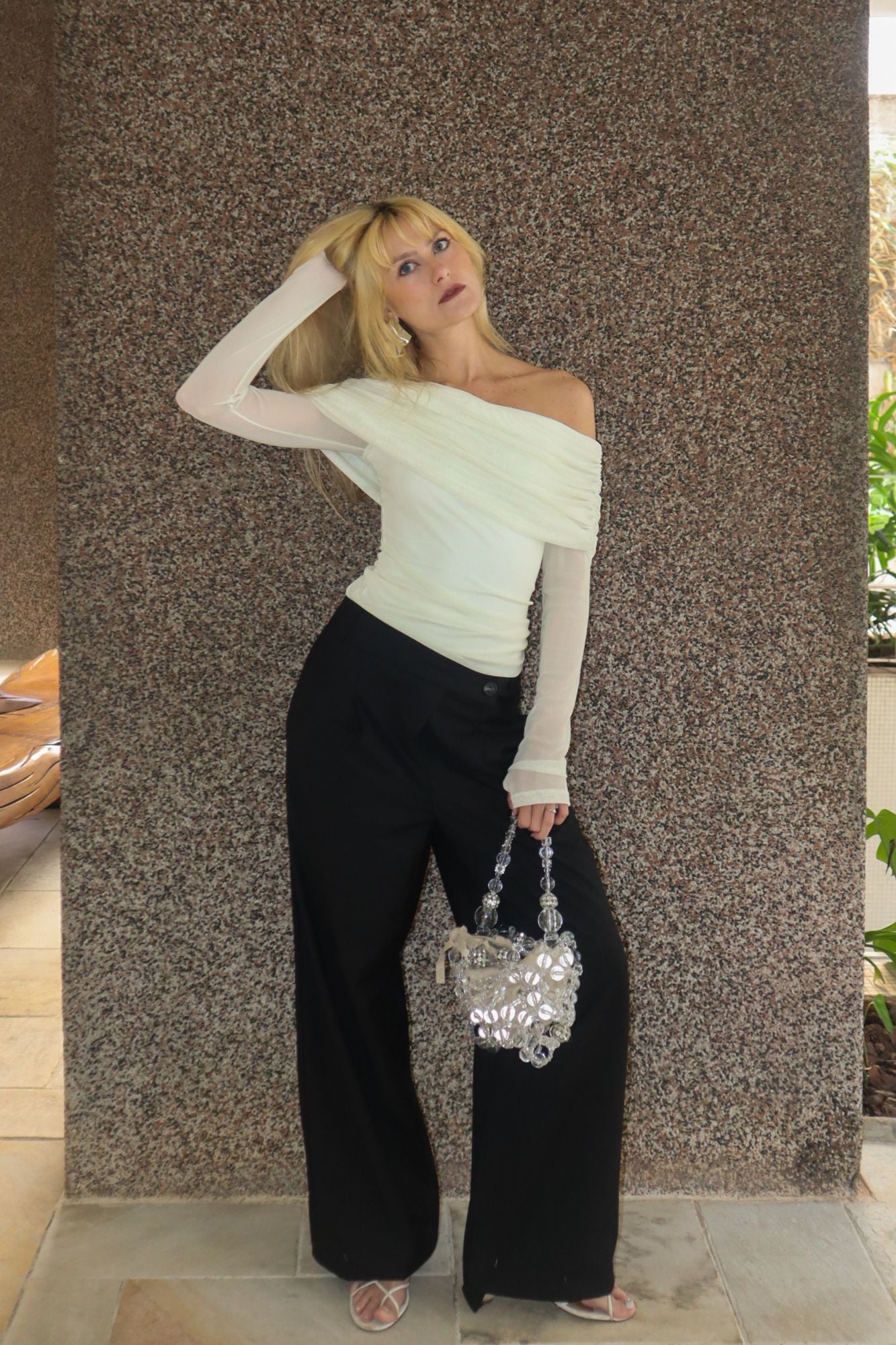 Blusa Branca ombro a ombro, de mangas compridas, com tule