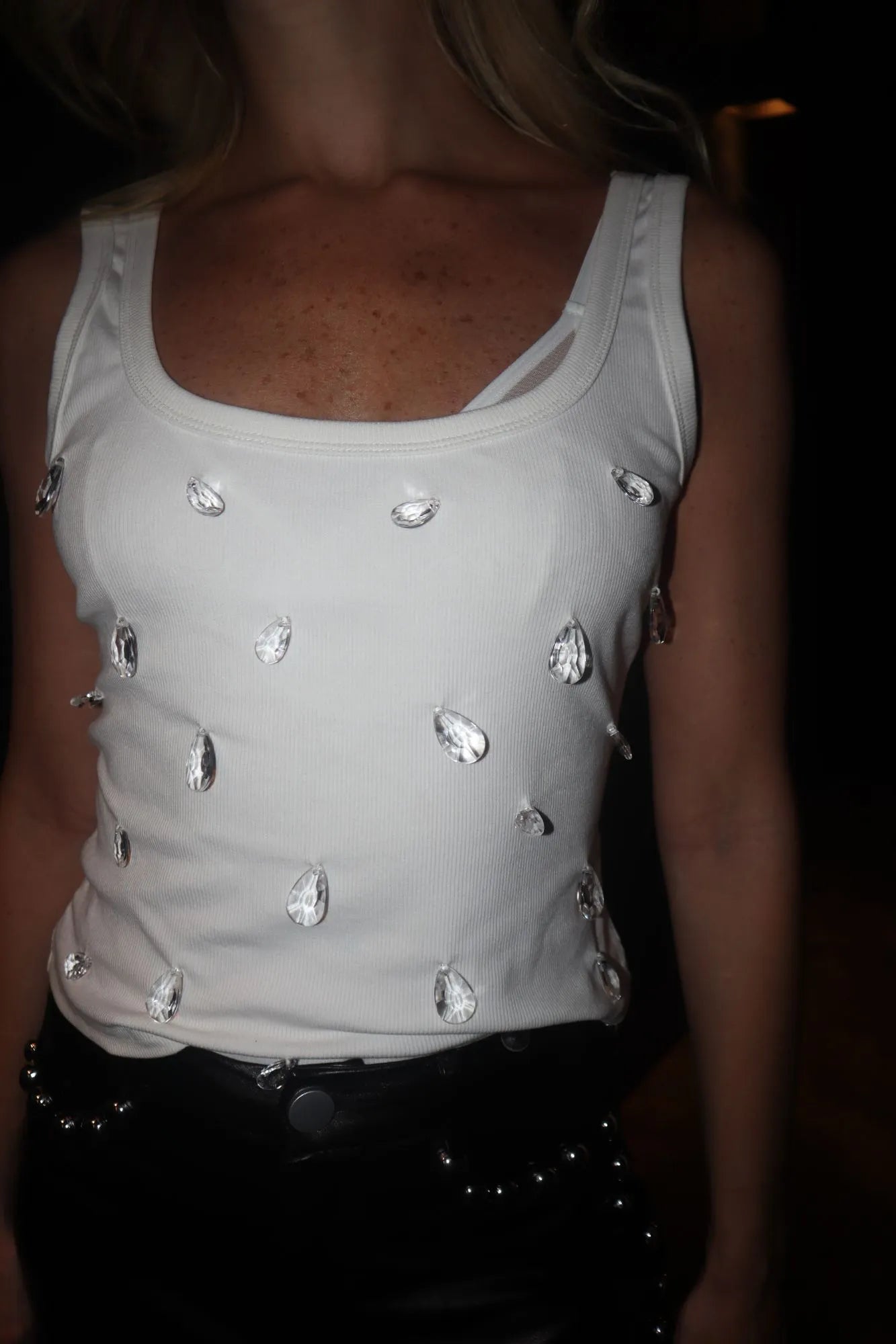 Regata Branca com Aplique de Gotas Transparentes e Decote em U
