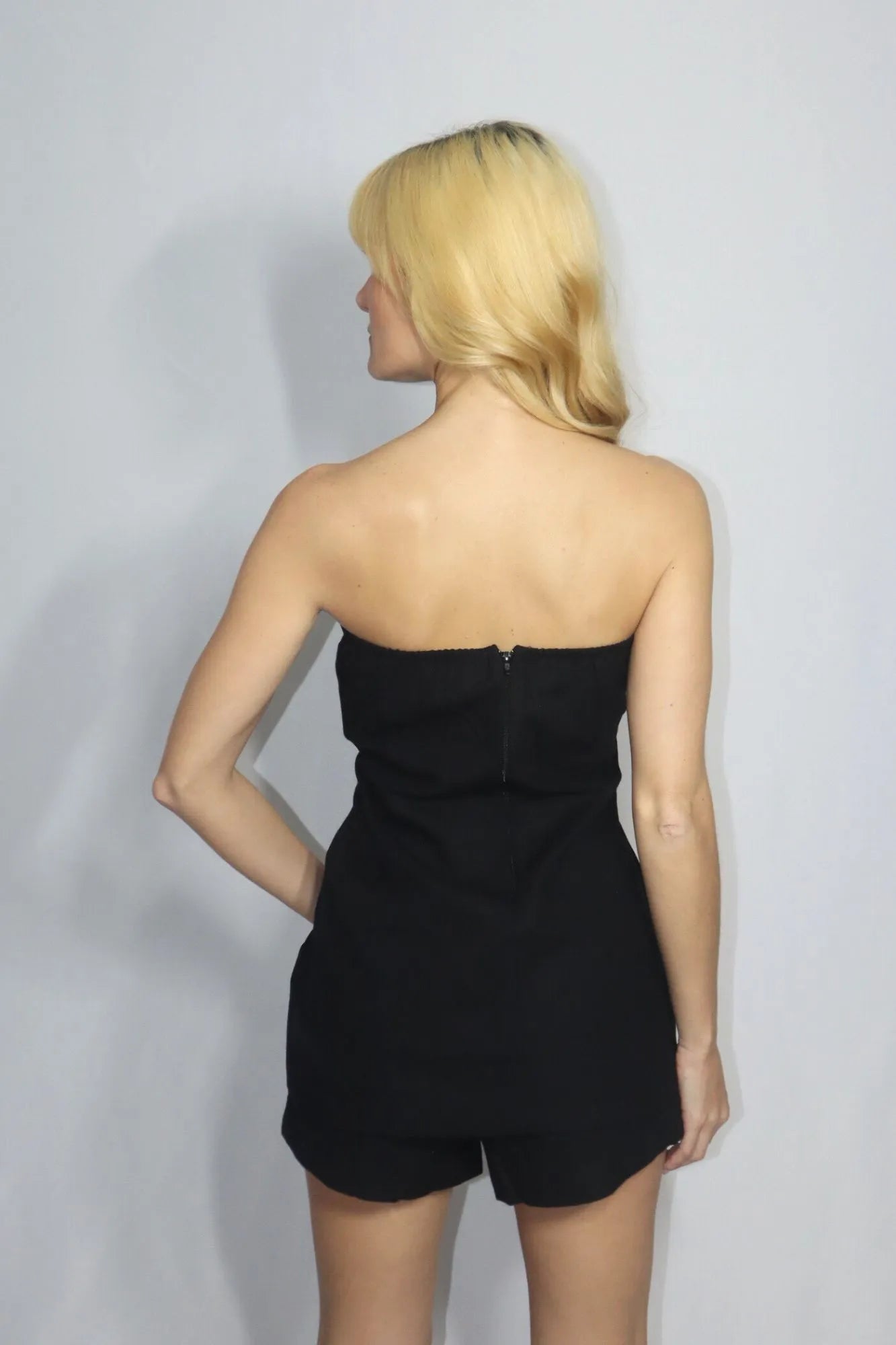 Conjunto de Duas Peças Preto com Blusa Tomara-que-caia e Shorts
