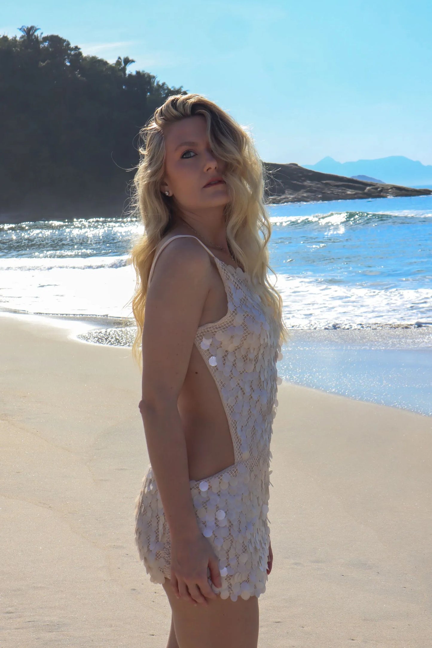 Vestido Mil Sorrisos The Notte Mini com Paetês Costas Nuas Verão 2026