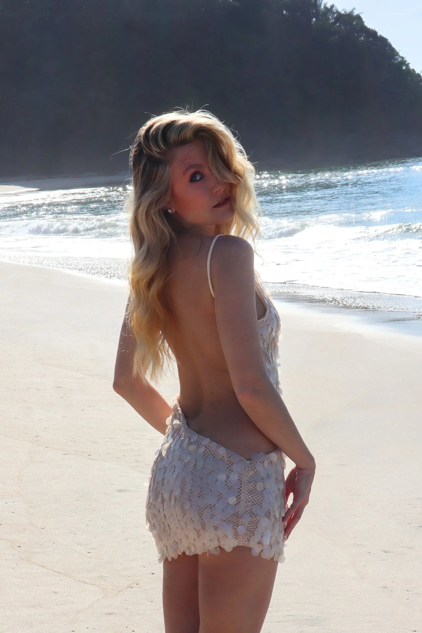 Vestido Mil Sorrisos The Notte Mini com Paetês Costas Nuas Verão 2026