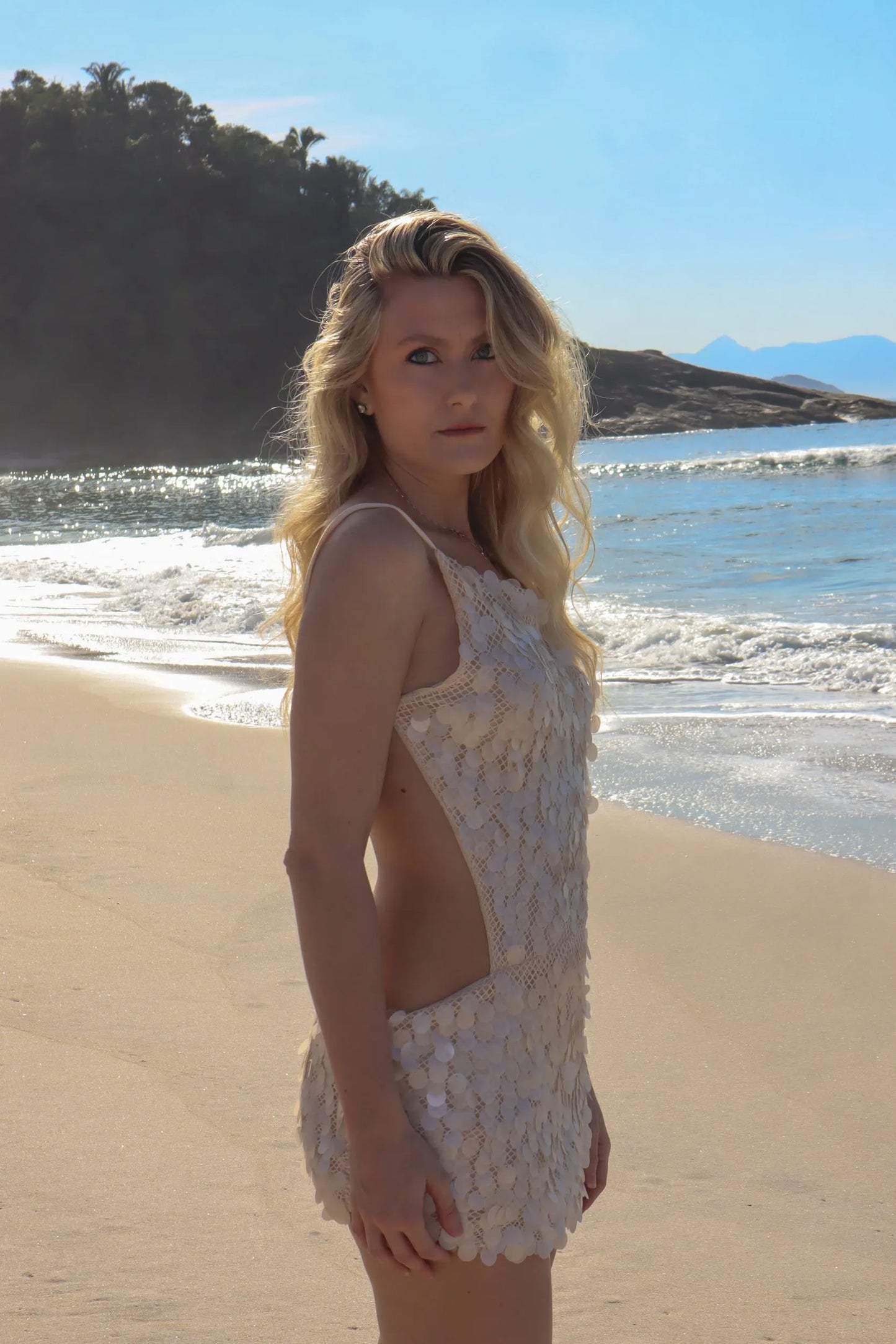 Vestido Mil Sorrisos The Notte Mini com Paetês Costas Nuas Verão 2026