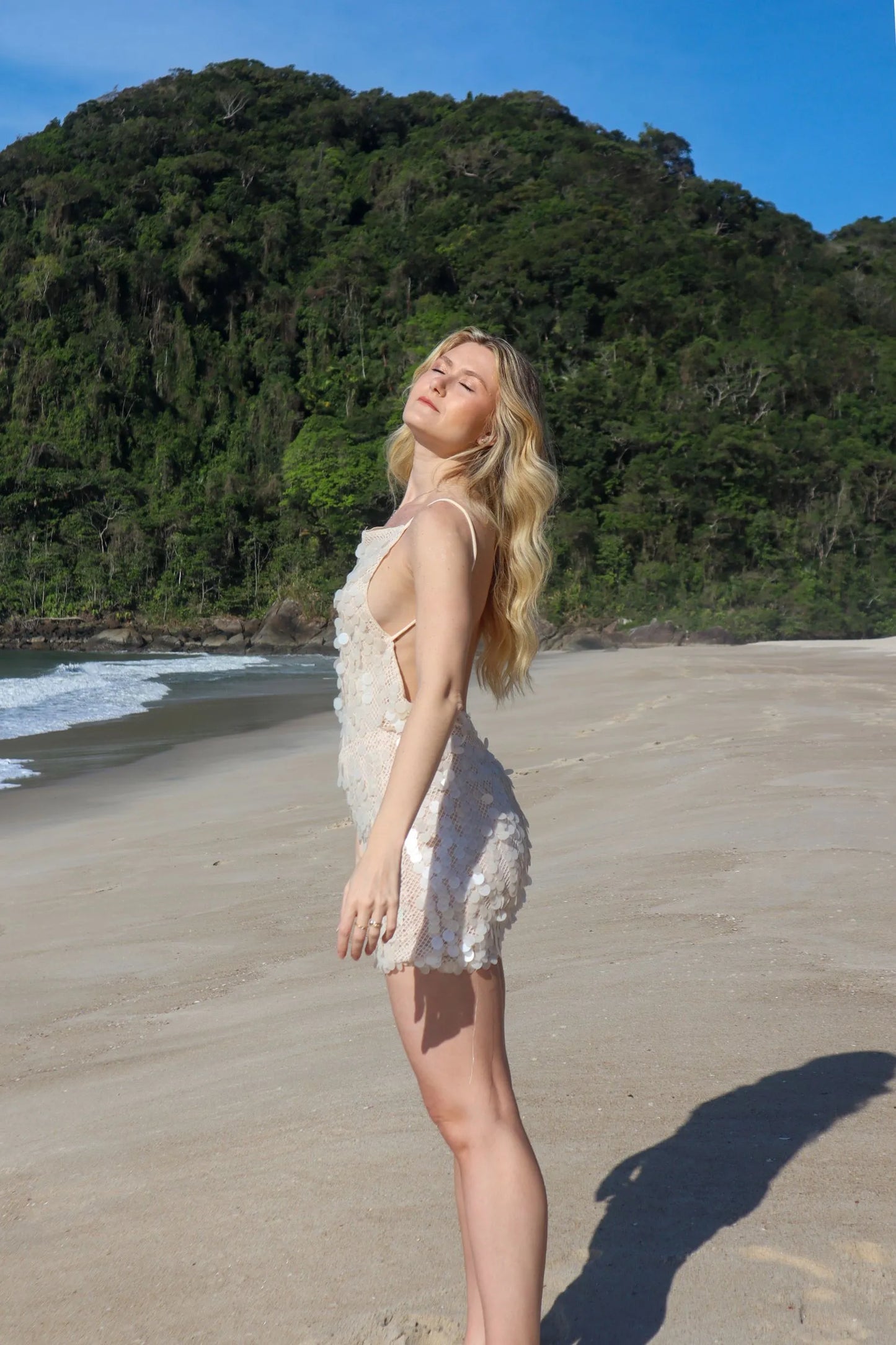 Vestido Mil Sorrisos The Notte Mini com Paetês Costas Nuas Verão 2026