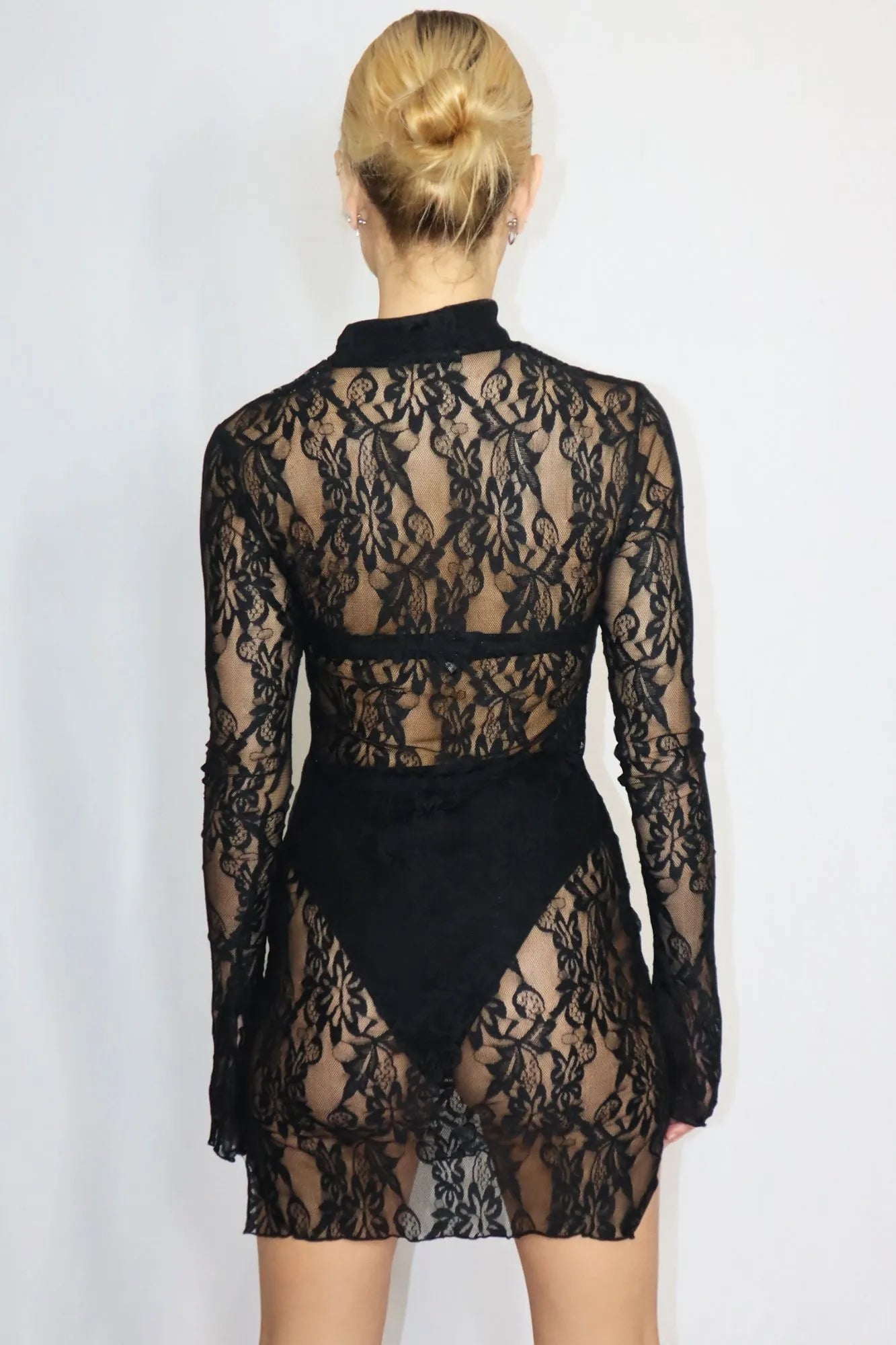 Vestido Mini de Renda Preto com Mangas Longas e Gola Alta