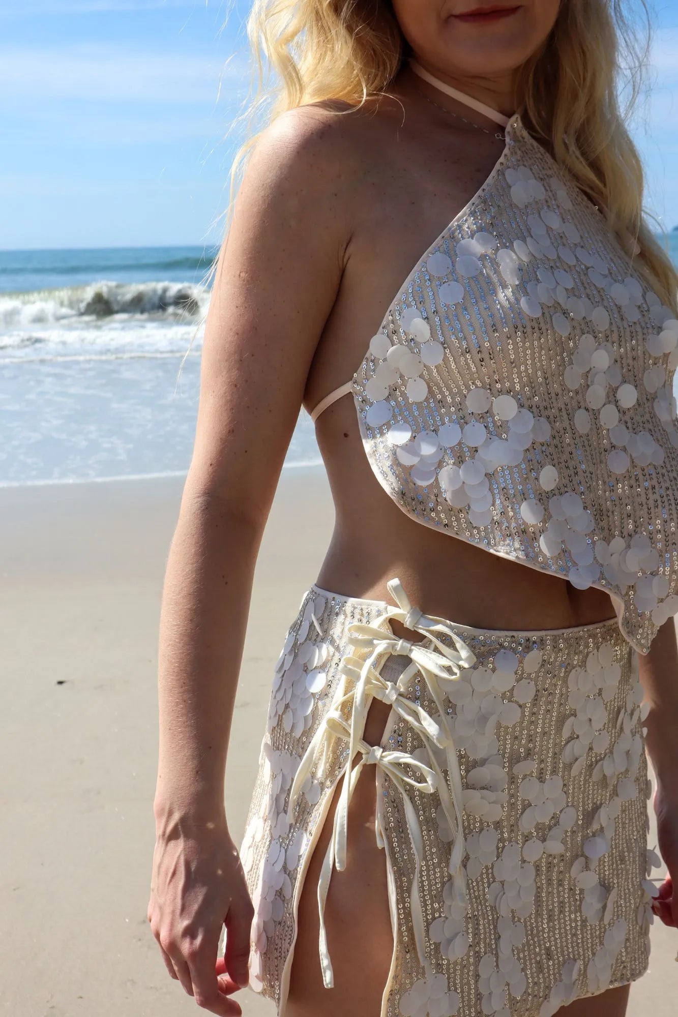 Saia Mini Nude The Notte com Paetês Brancos e Fenda Réveillon Milagres