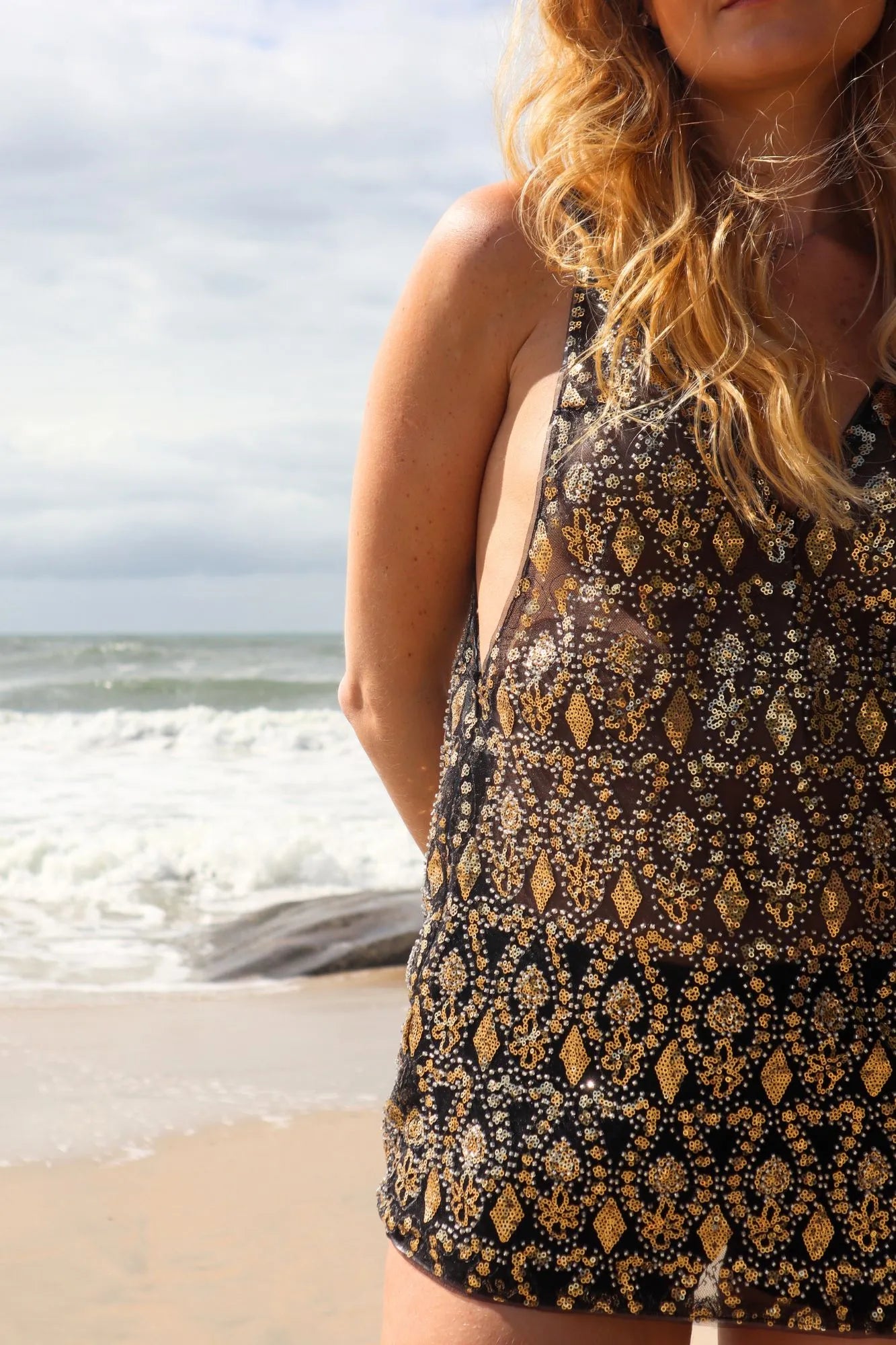 Blusa Preá The Notte Tule Preto com Bordados Dourados e Decote V Verão 2026