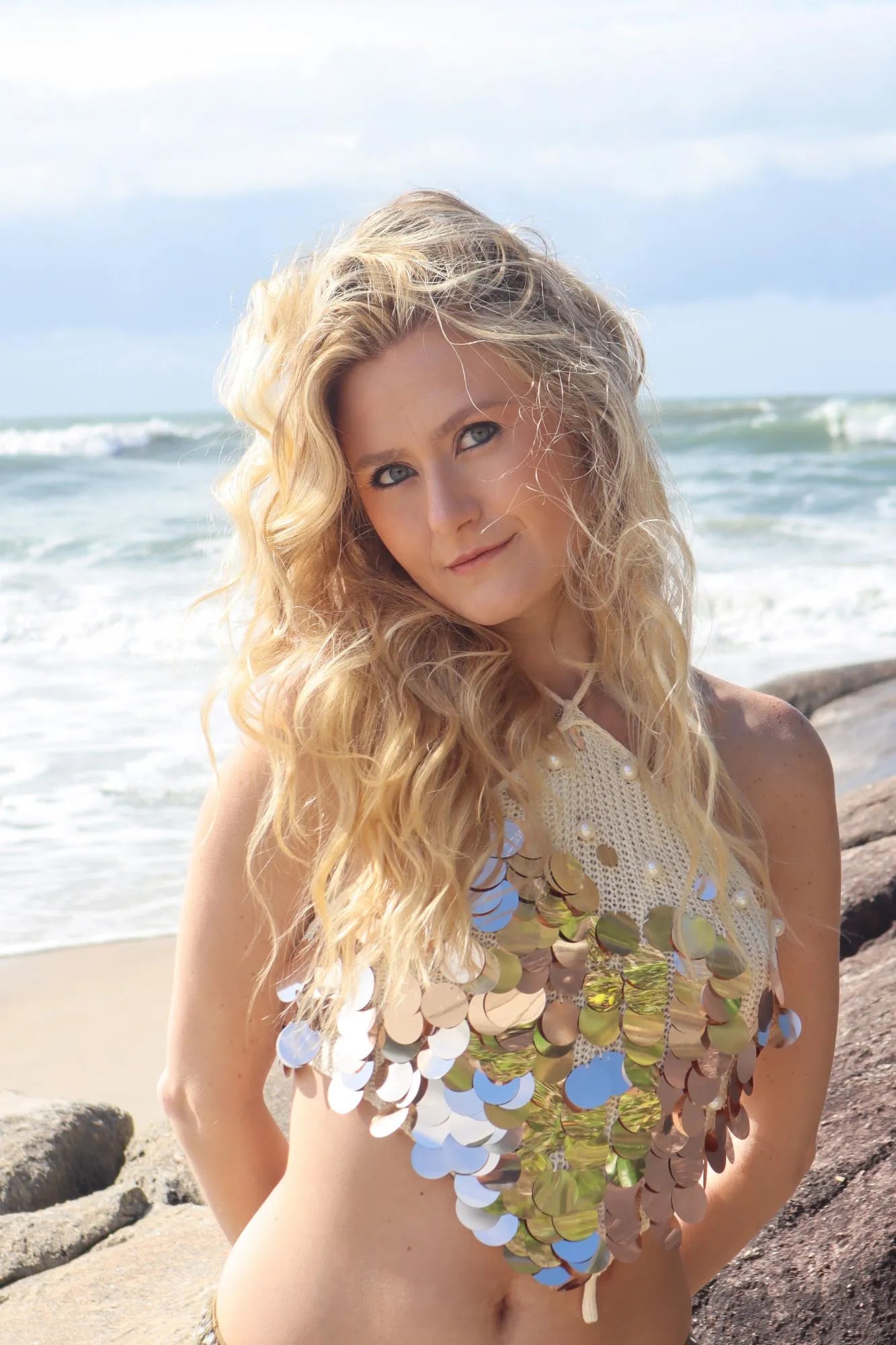 Top Pipa The Notte Crochê Bege com Paetês Dourados e Amarração 