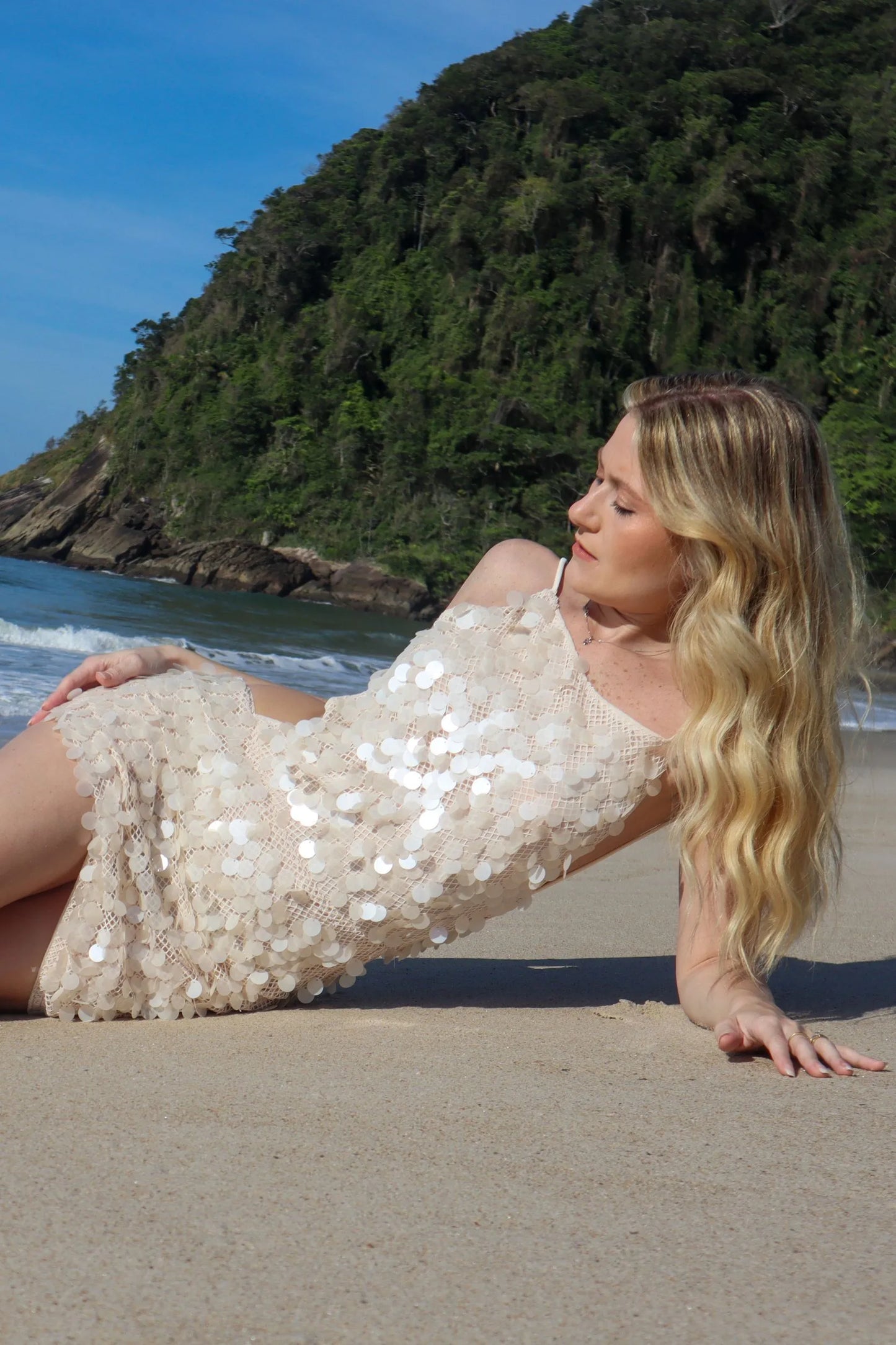 Vestido Mil Sorrisos The Notte Mini com Paetês Costas Nuas Verão 2026