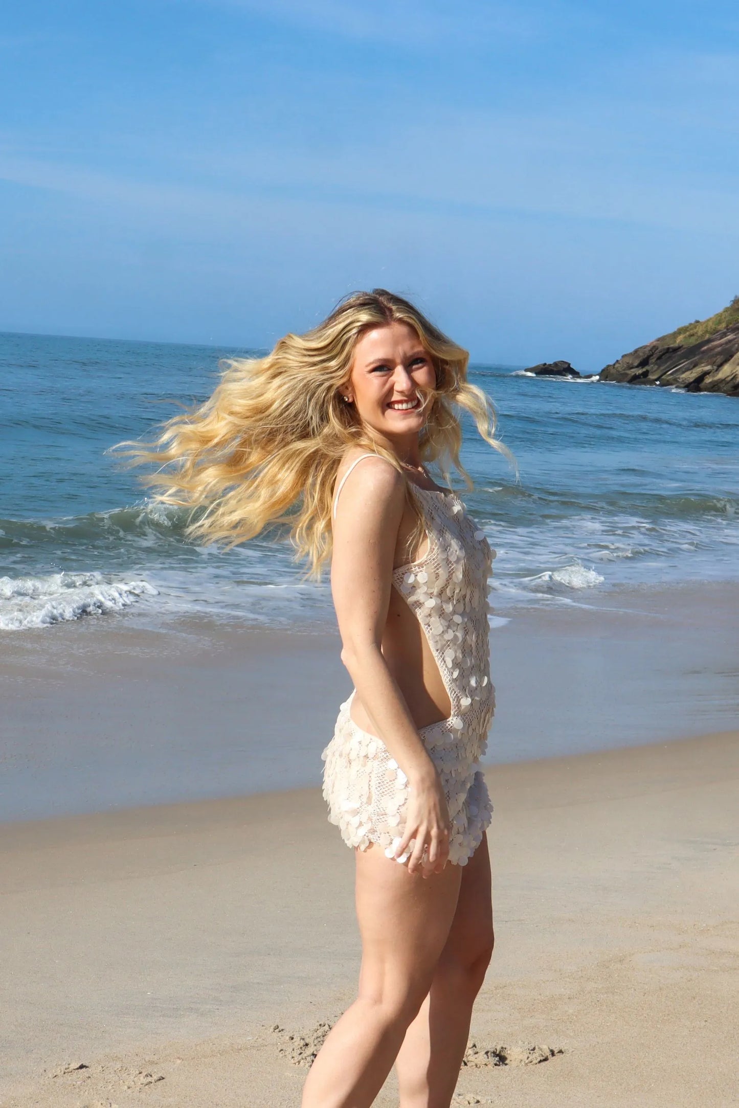 Vestido Mil Sorrisos The Notte Mini com Paetês Costas Nuas Verão 2026