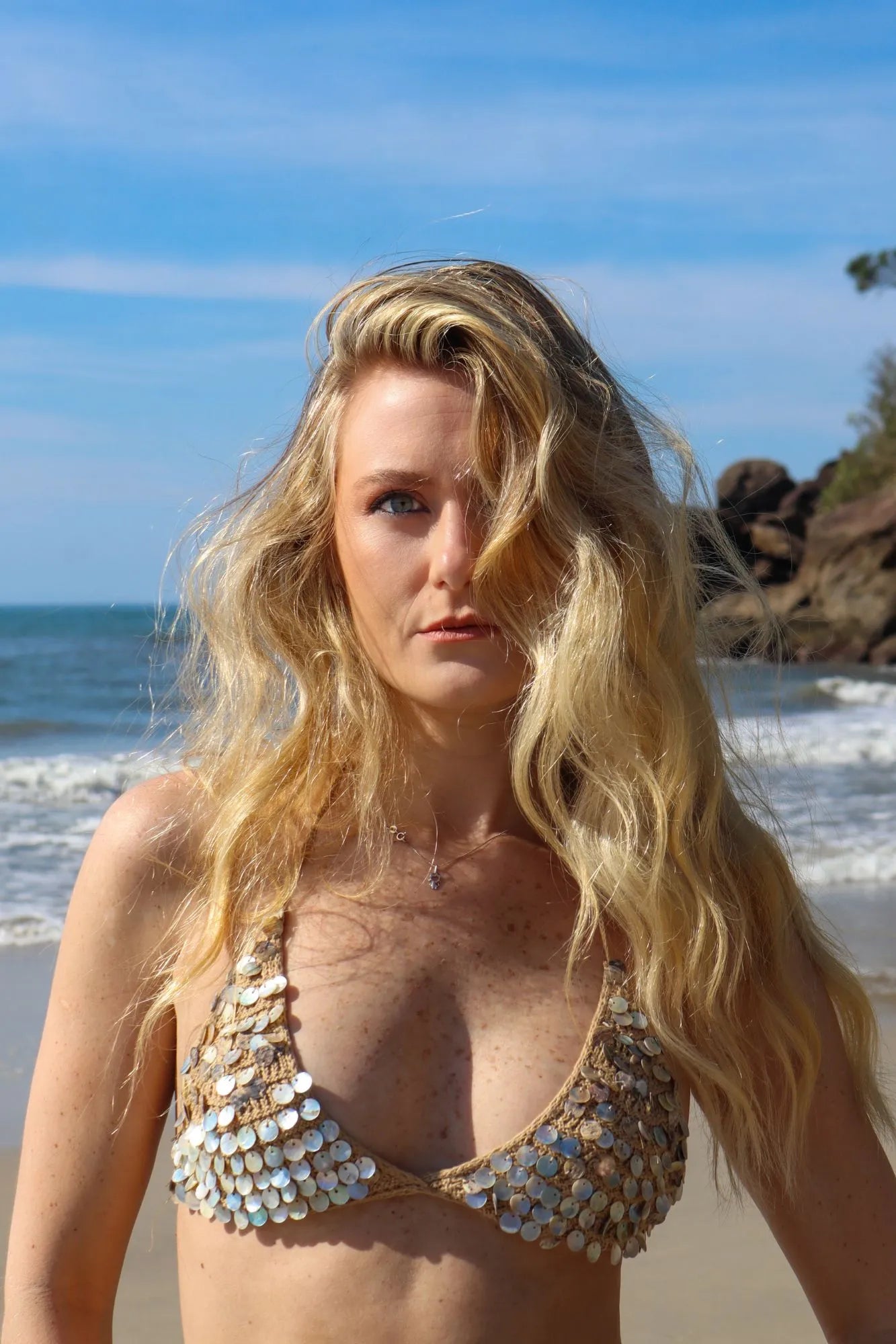 Top Arcanjos The Notte Crochê Bege Miçangas Bordadas em V Verão 2026