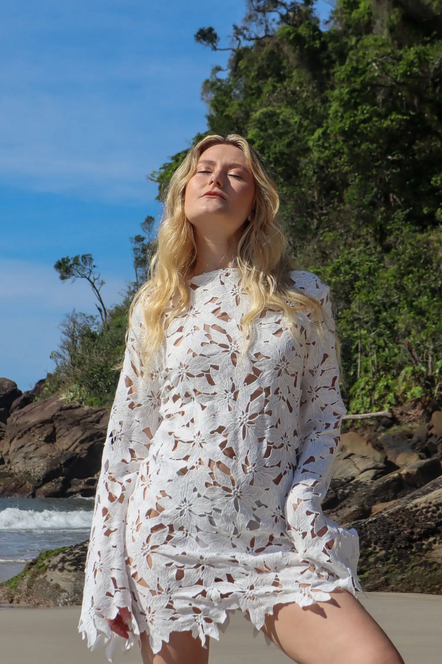 Vestido Barra Grande The Notte Branco de Renda com Manga verão