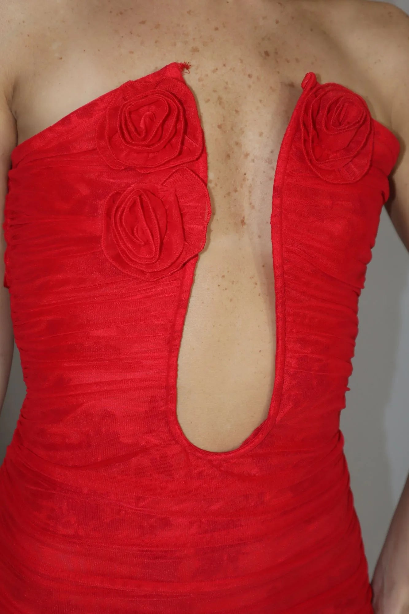 Vestido Mini Drapeado Vermelho com Decote Profundo e Flores Aplicadas