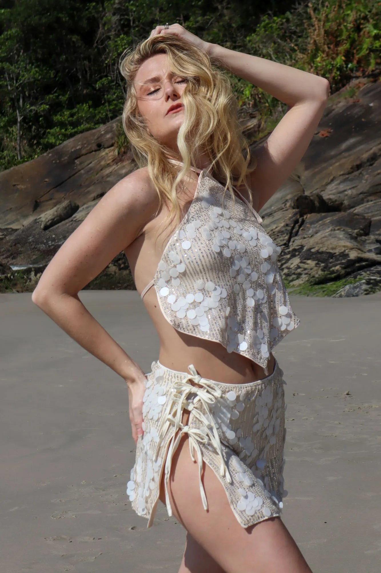 Saia Mini Nude The Notte com Paetês Brancos e Fenda Réveillon Milagres