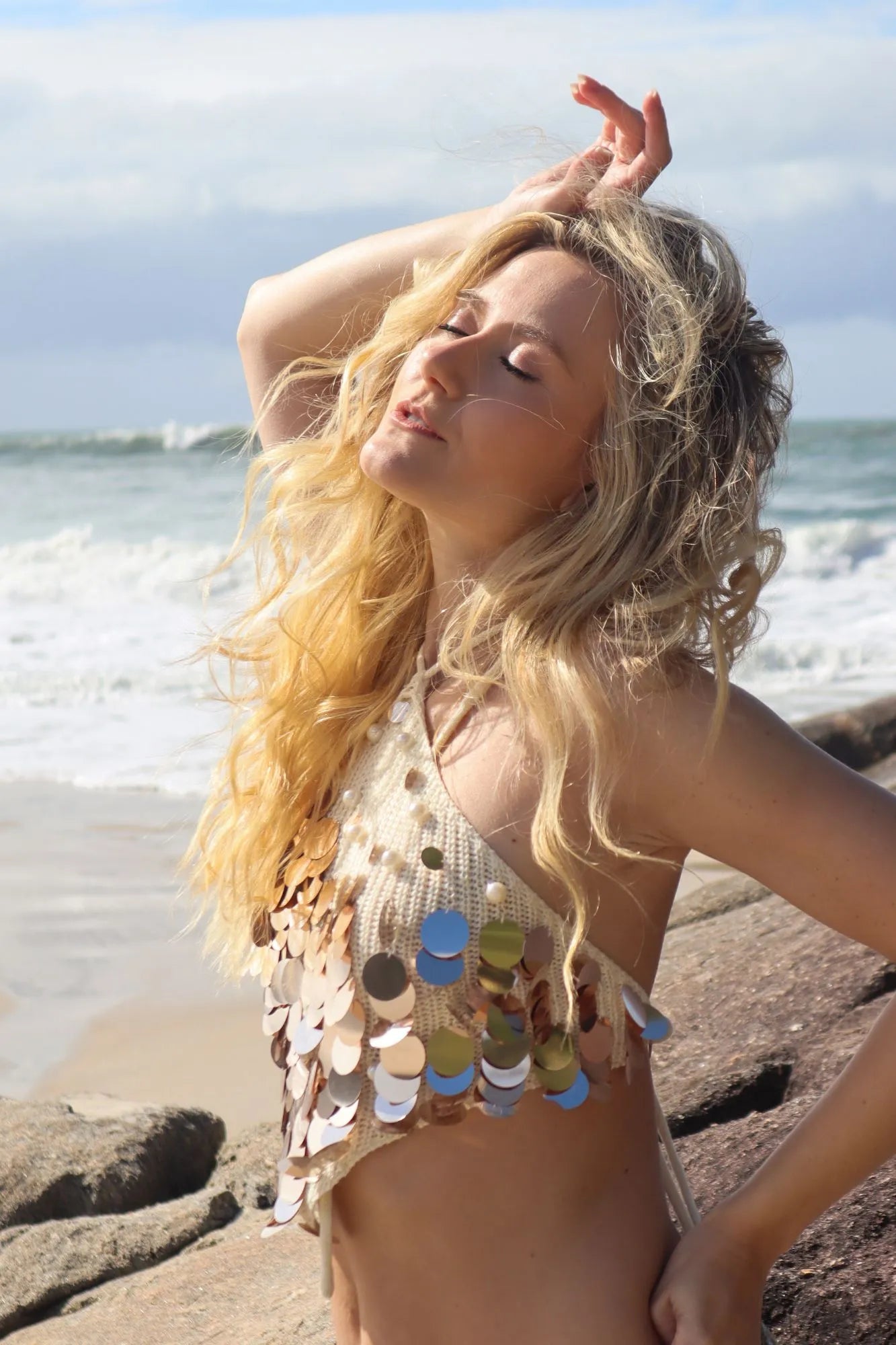 Top Pipa The Notte Crochê Bege com Paetês Dourados e Amarração 