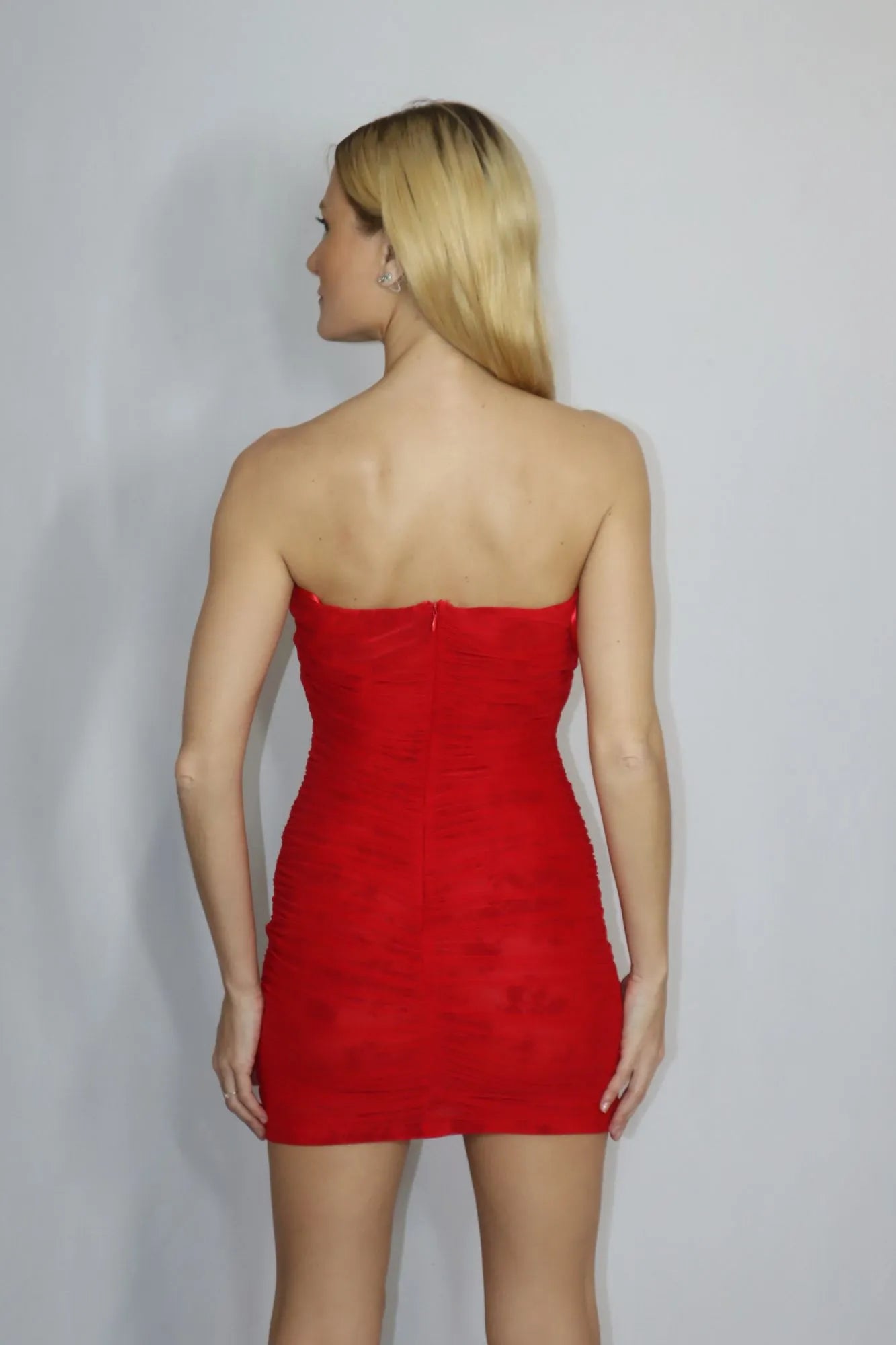 Vestido Mini Drapeado Vermelho com Decote Profundo e Flores Aplicadas