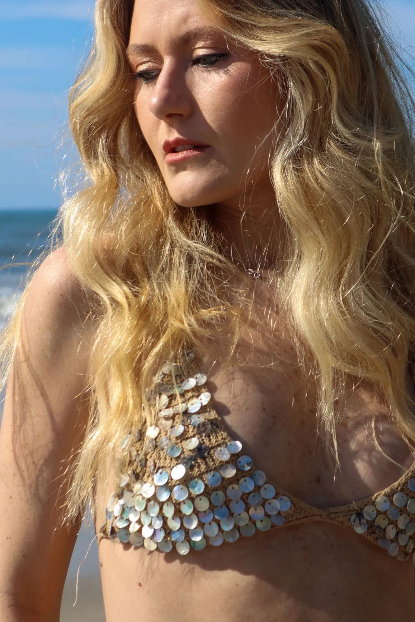 Top Arcanjos The Notte Crochê Bege Miçangas Bordadas em V Verão 2026