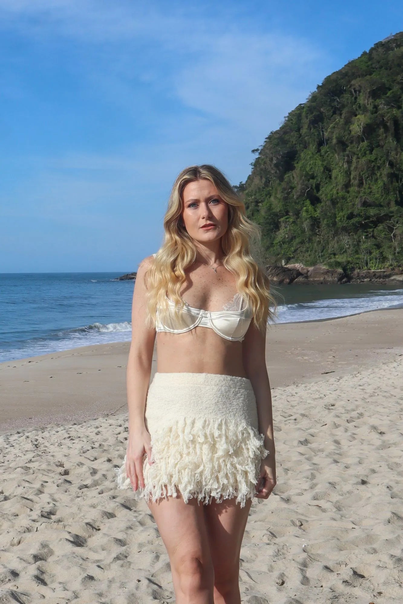 Saia Icaraí The Notte Mini Bege de Franjas Verão Réveillon 2026