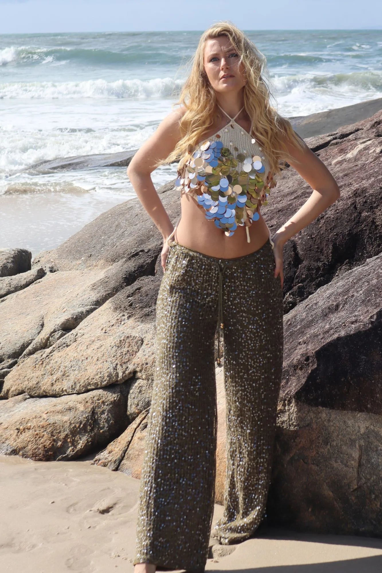 Top Pipa The Notte Crochê Bege com Paetês Dourados e Amarração 