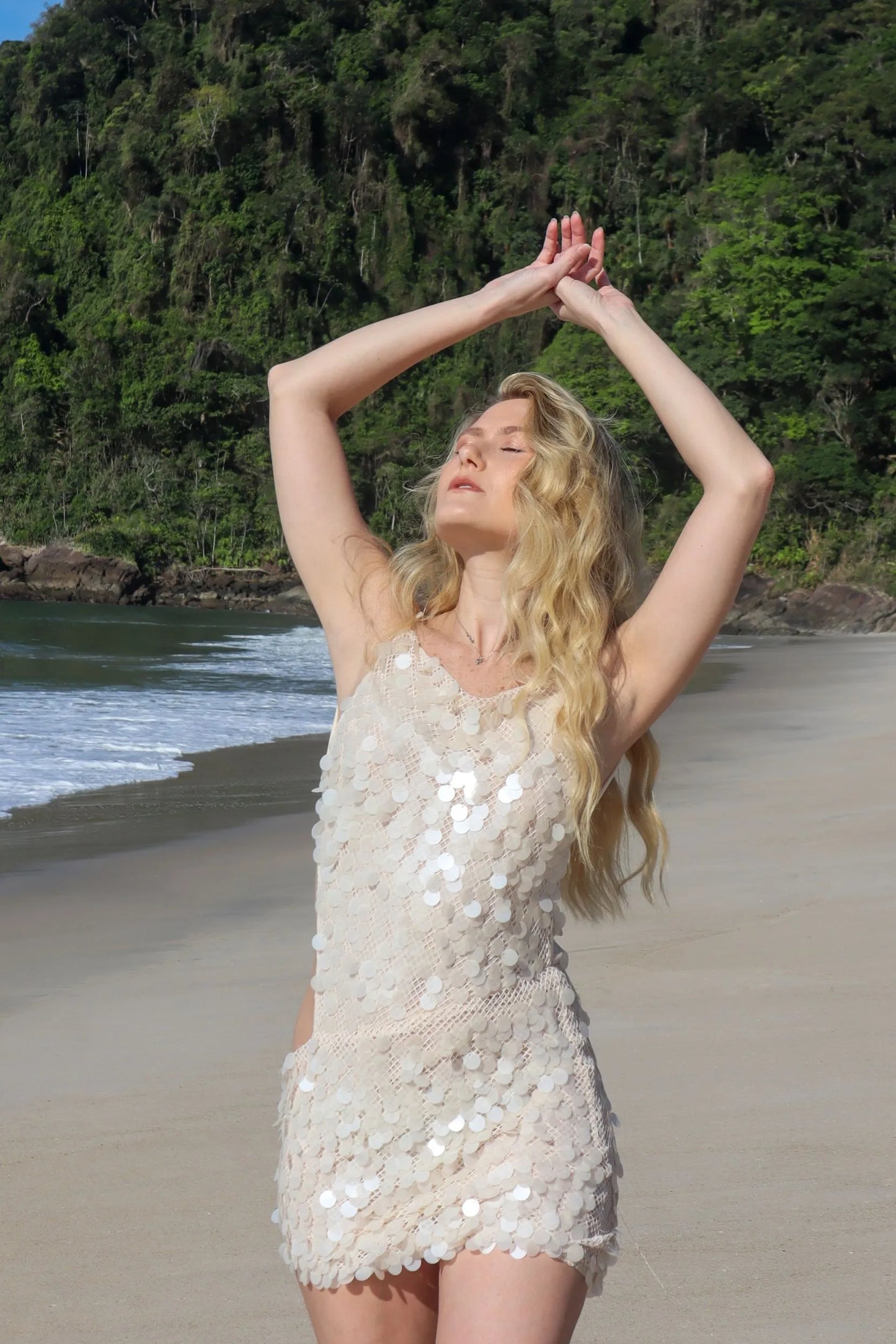 Vestido Mil Sorrisos The Notte Mini com Paetês Costas Nuas Verão 2026