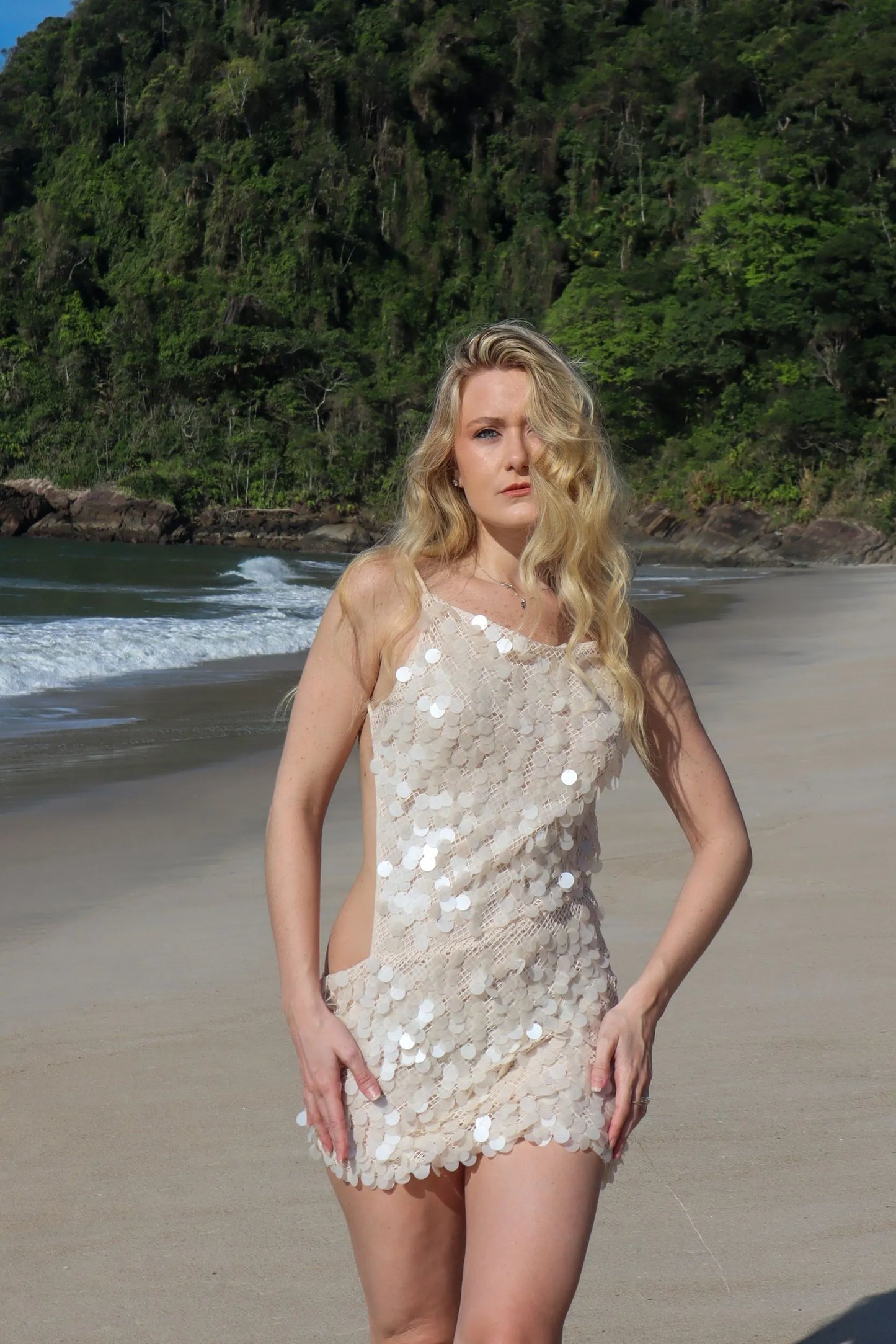 Vestido Mil Sorrisos The Notte Mini com Paetês Costas Nuas Verão 2026