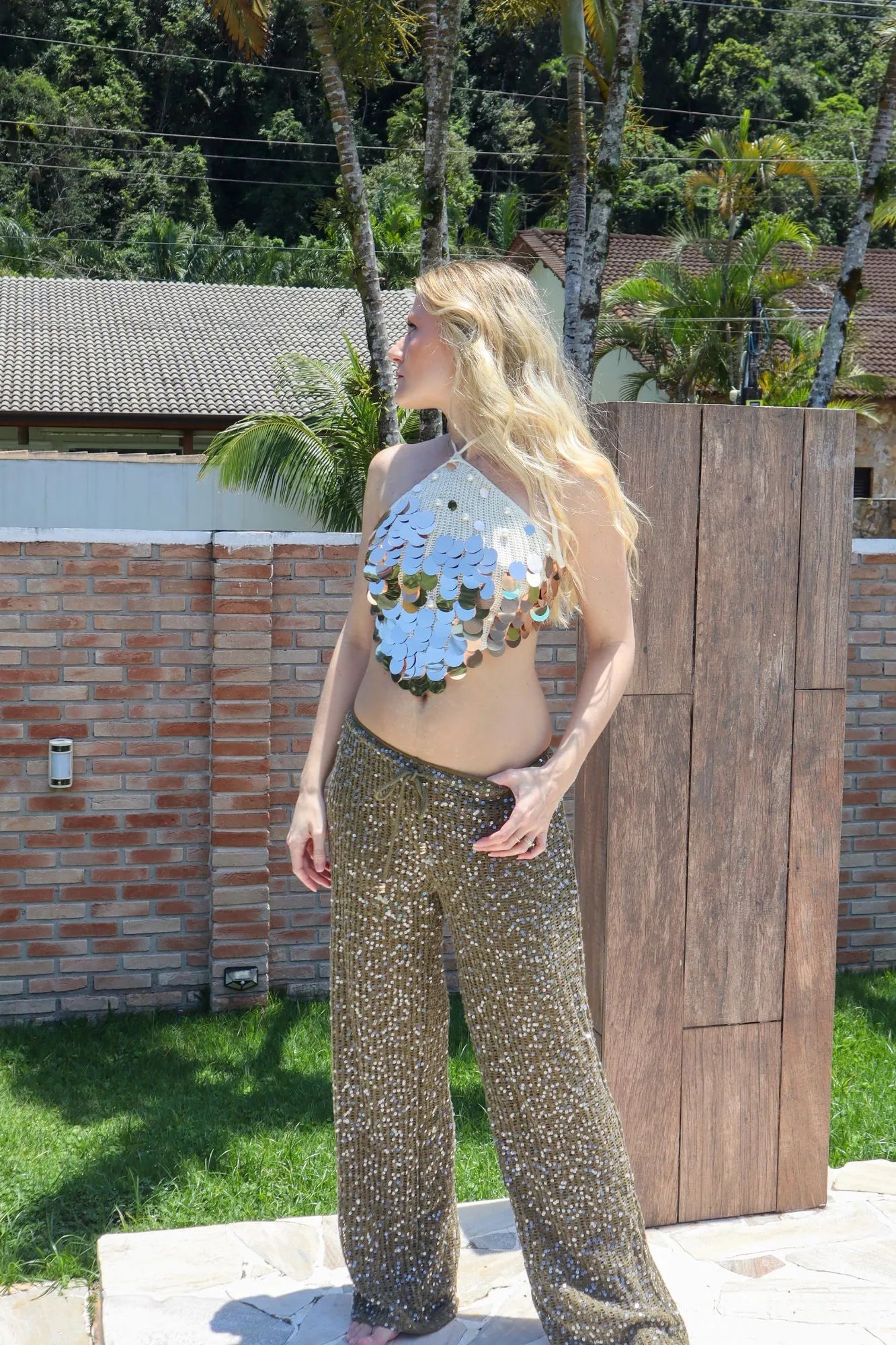 Top Pipa The Notte Crochê Bege com Paetês Dourados e Amarração 