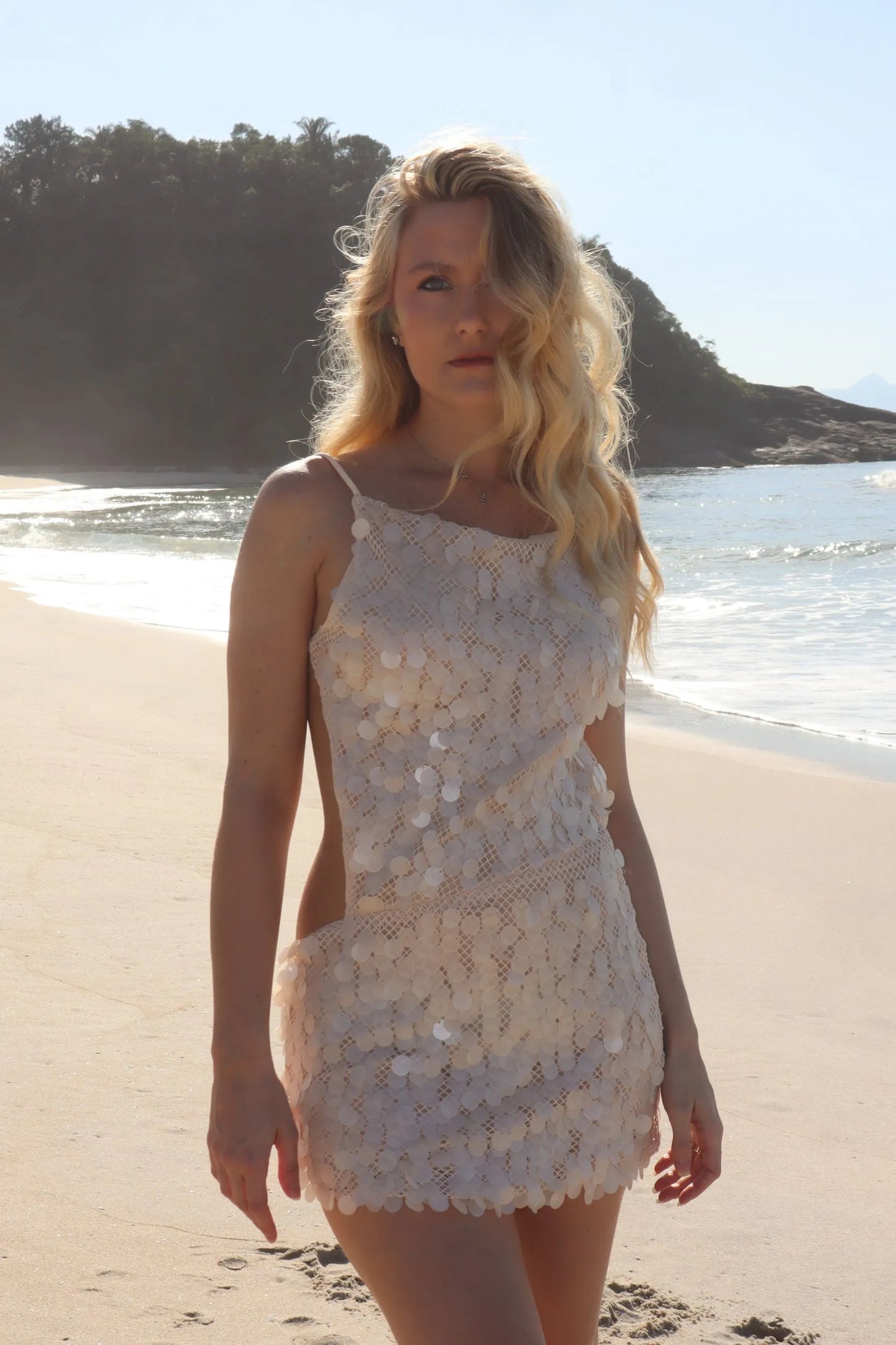 Vestido Mil Sorrisos The Notte Mini com Paetês Costas Nuas Verão 2026